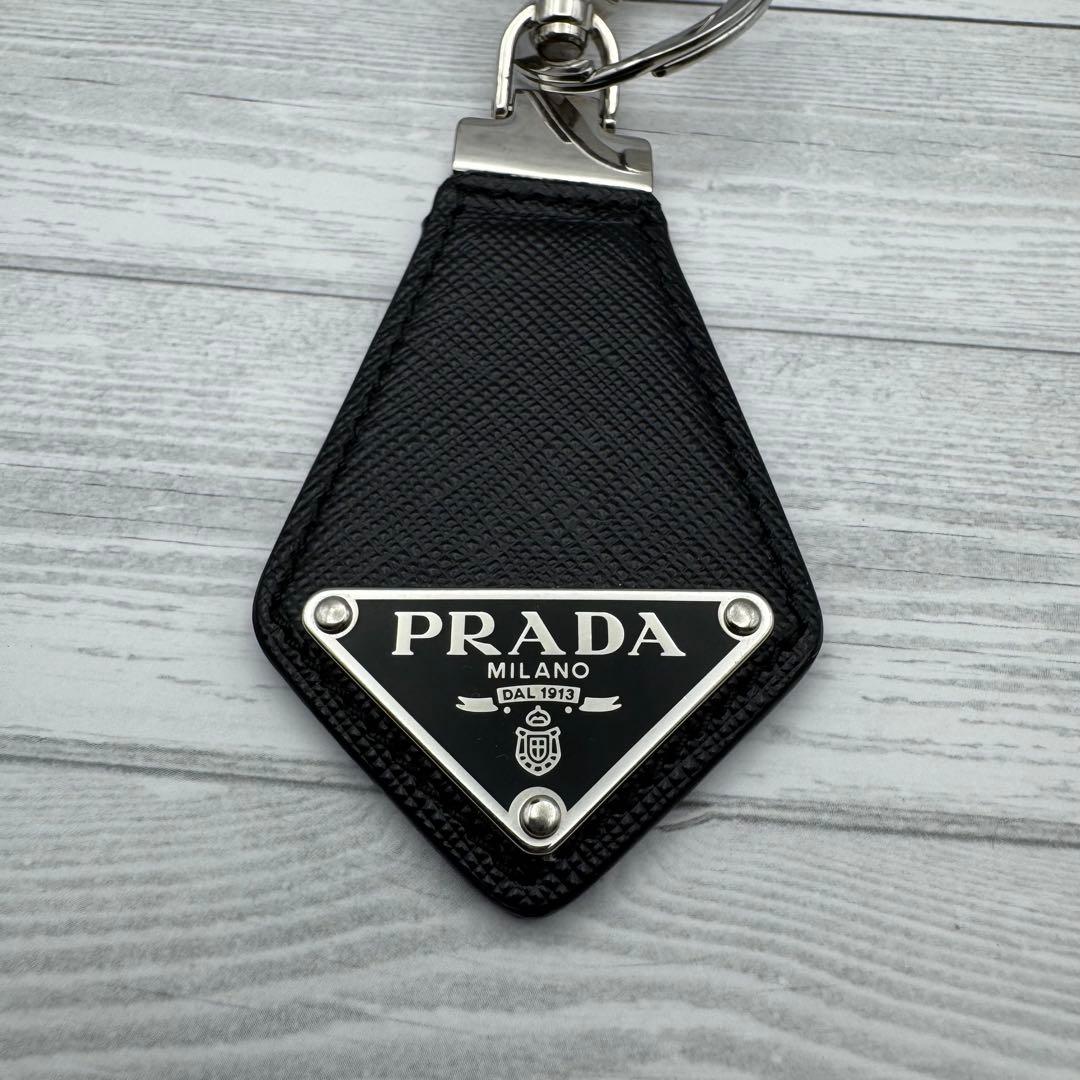 【極美品】プラダ キーリング キーホルダー 三角ロゴ サフィアーノレザー 黒