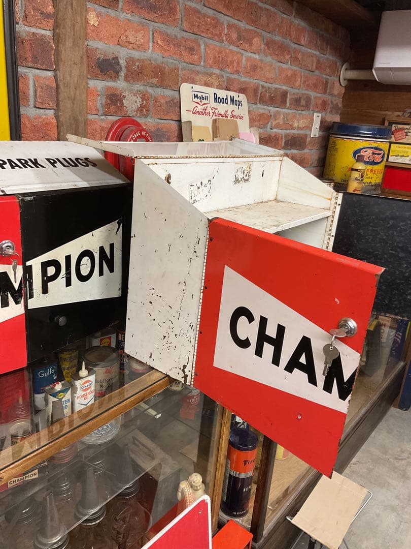 USAチャンピオン　プラグキャビネット　2