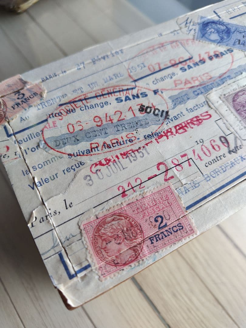 フランスの古い切手付き木製箱