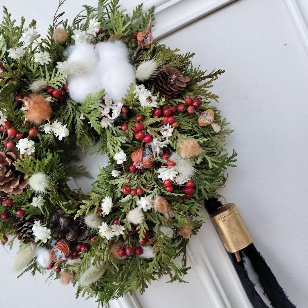 カウベルの優しい音色　コニファーと赤い実のラウンドリース　クリスマスリース