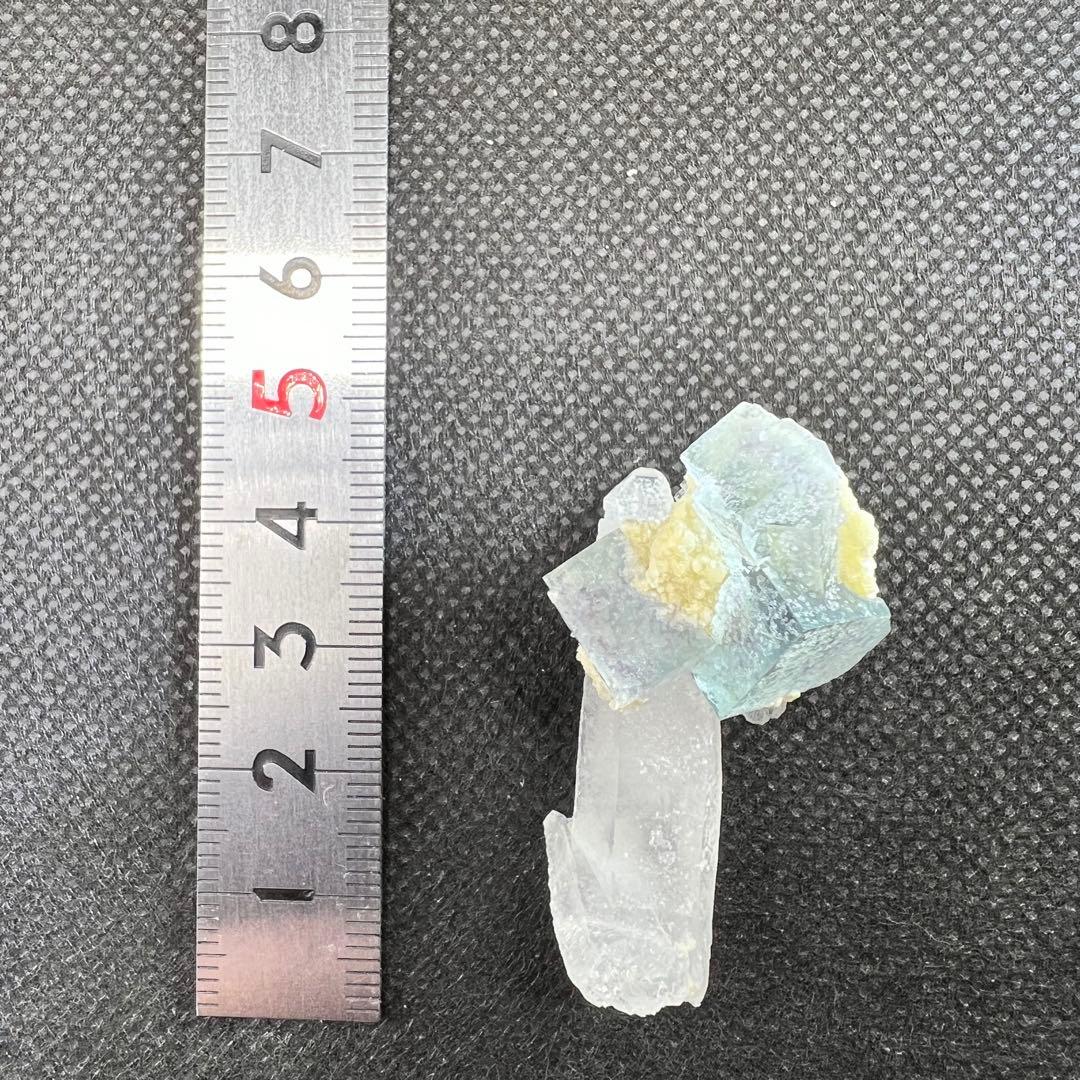 ヤオガンシャン産　クォーツ共生ライトブルーフローライト