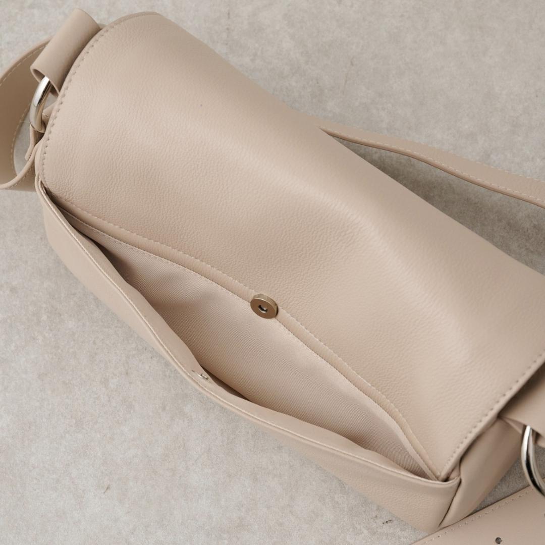 【新品タグ付】ビアズリー レザー ボディバッグ ベージュ