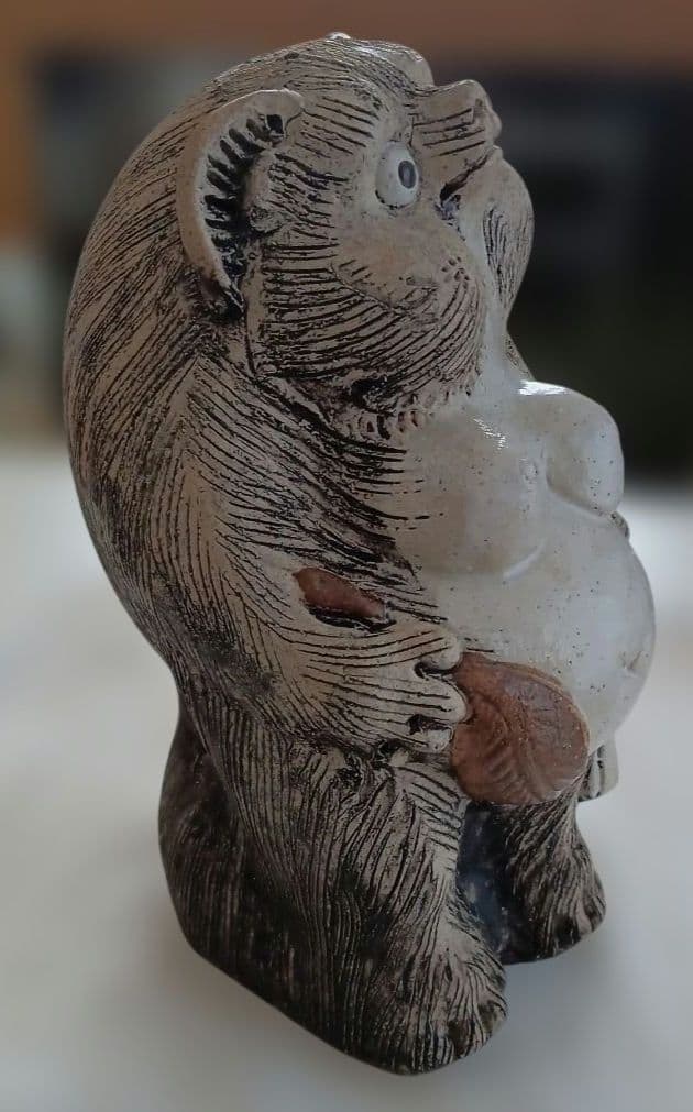 女の子のたぬきの陶器像 約25cm