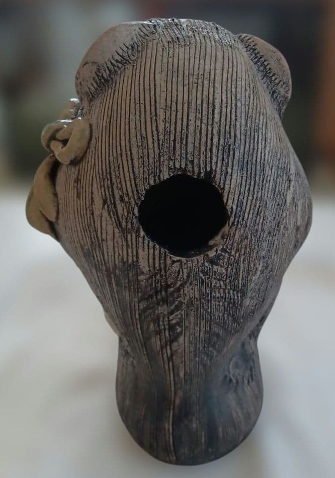 女の子のたぬきの陶器像 約25cm