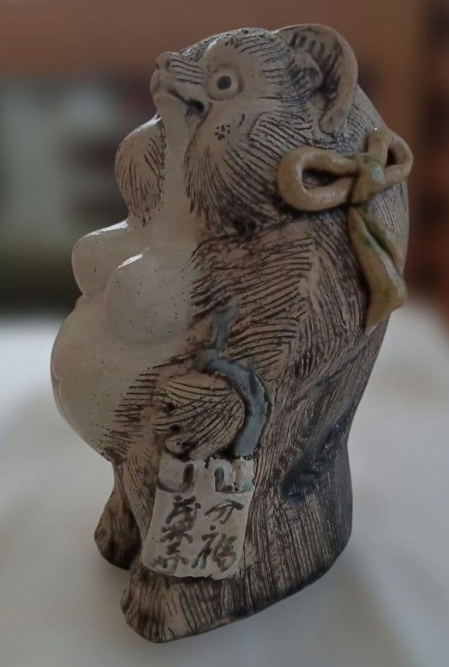 女の子のたぬきの陶器像 約25cm