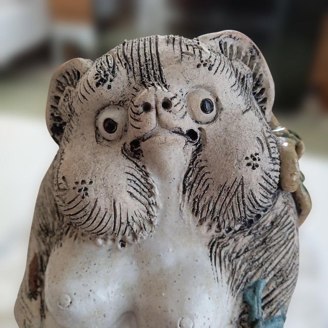 女の子のたぬきの陶器像 約25cm