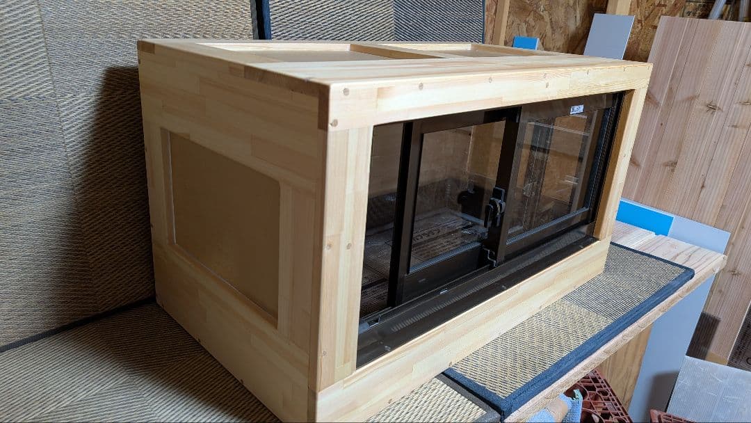 アルミサッシ仕様。赤松集成材１８ミリ900×500×500蜜蝋オイル仕上げ