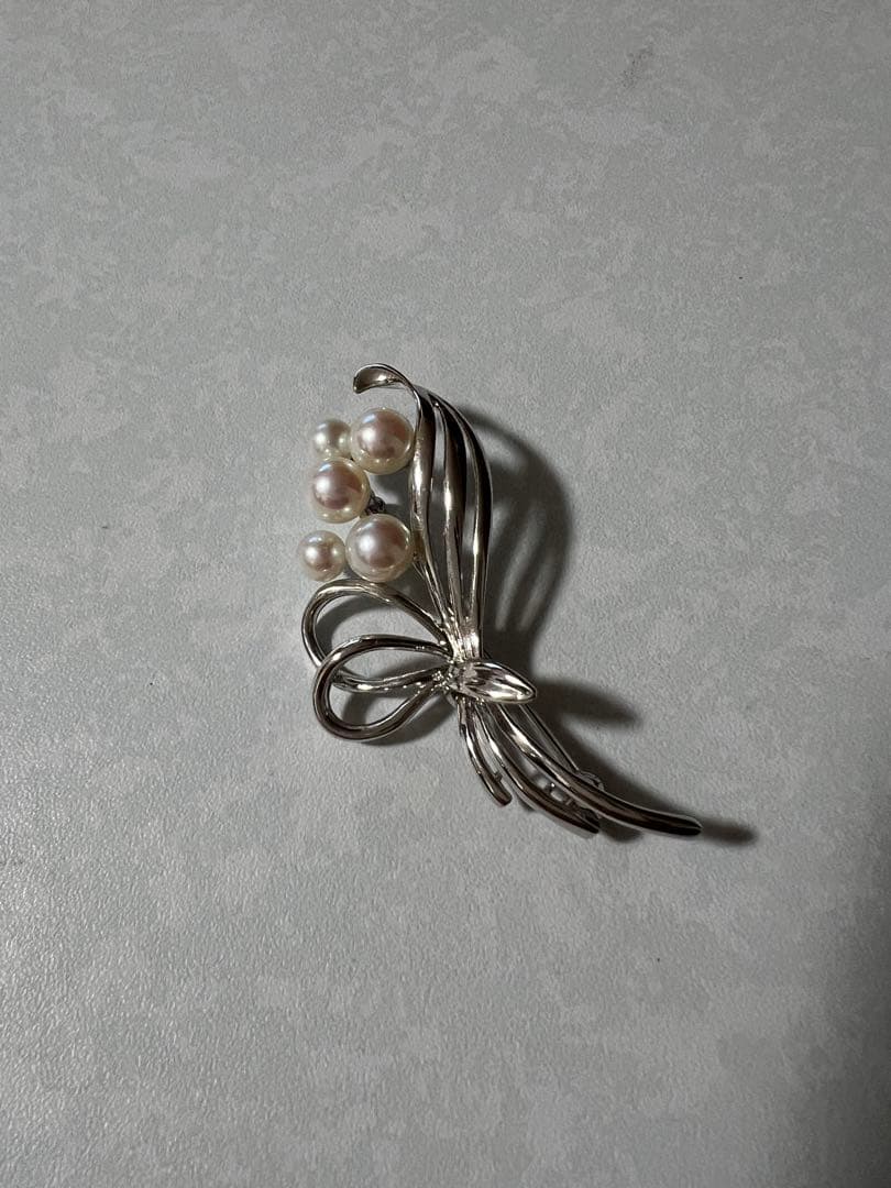シルバー パール ブローチ 専用ケース付き　コサージュ風