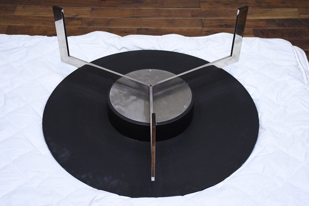 EDC58 スタイリッシュモダン 3レッグ ガラス天板 コーヒーテーブル