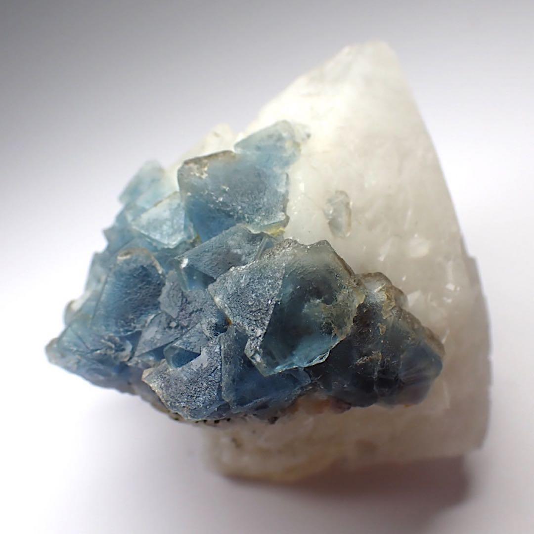 【中国/内モンゴル産】ブルーフローライトwithクォーツ