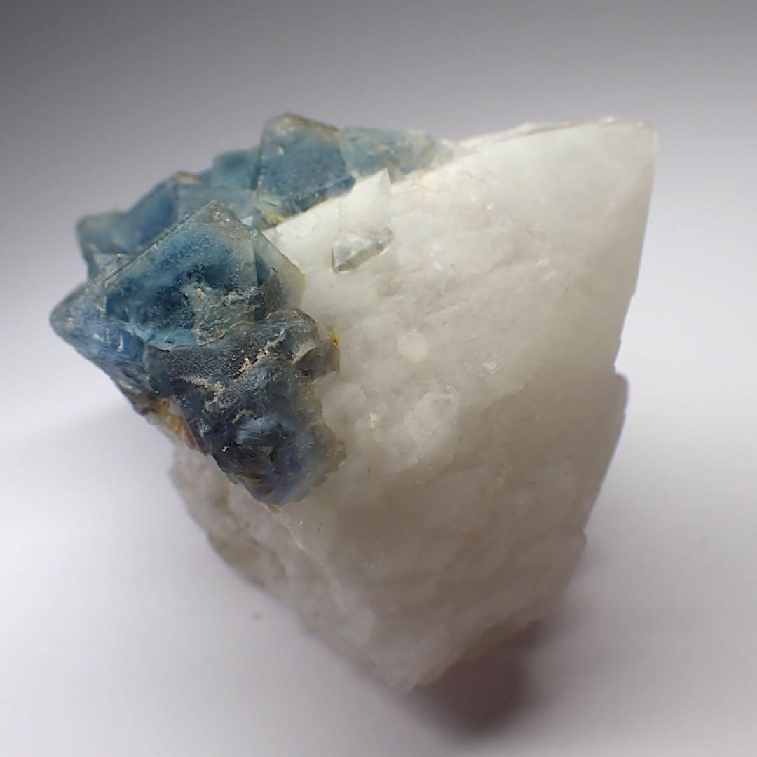 【中国/内モンゴル産】ブルーフローライトwithクォーツ