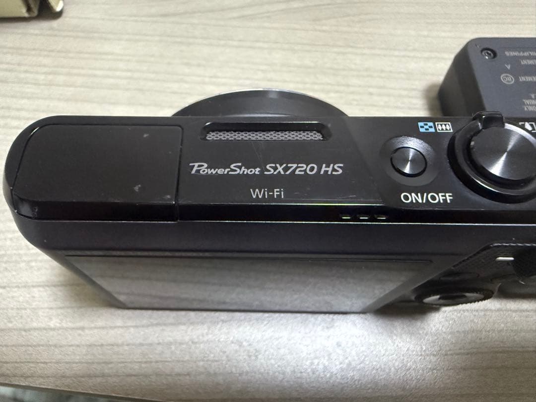 Canon PowerShot SX720 HS 本体と充電器