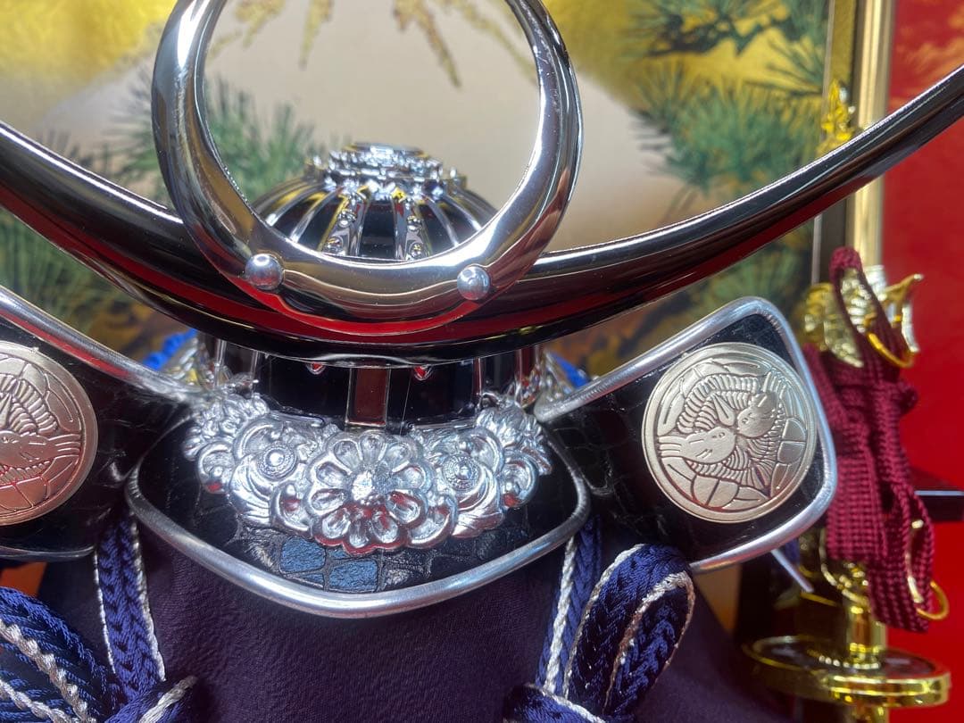 上杉謙信　五月人形　シルバー兜飾りガラスケース入り・コンパクトサイズ