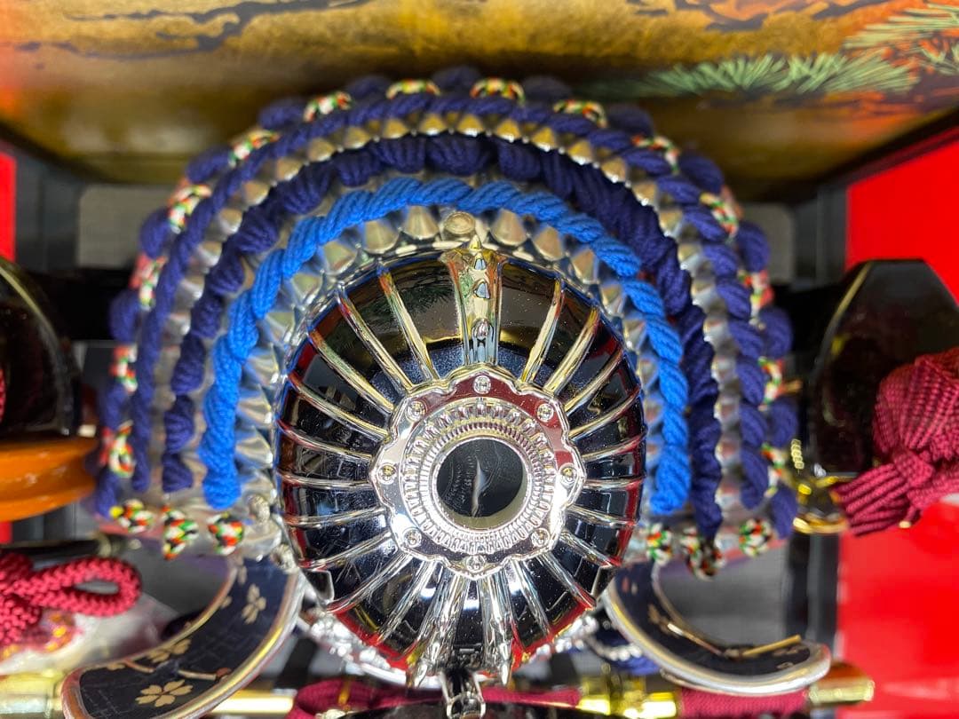 上杉謙信　五月人形　シルバー兜飾りガラスケース入り・コンパクトサイズ