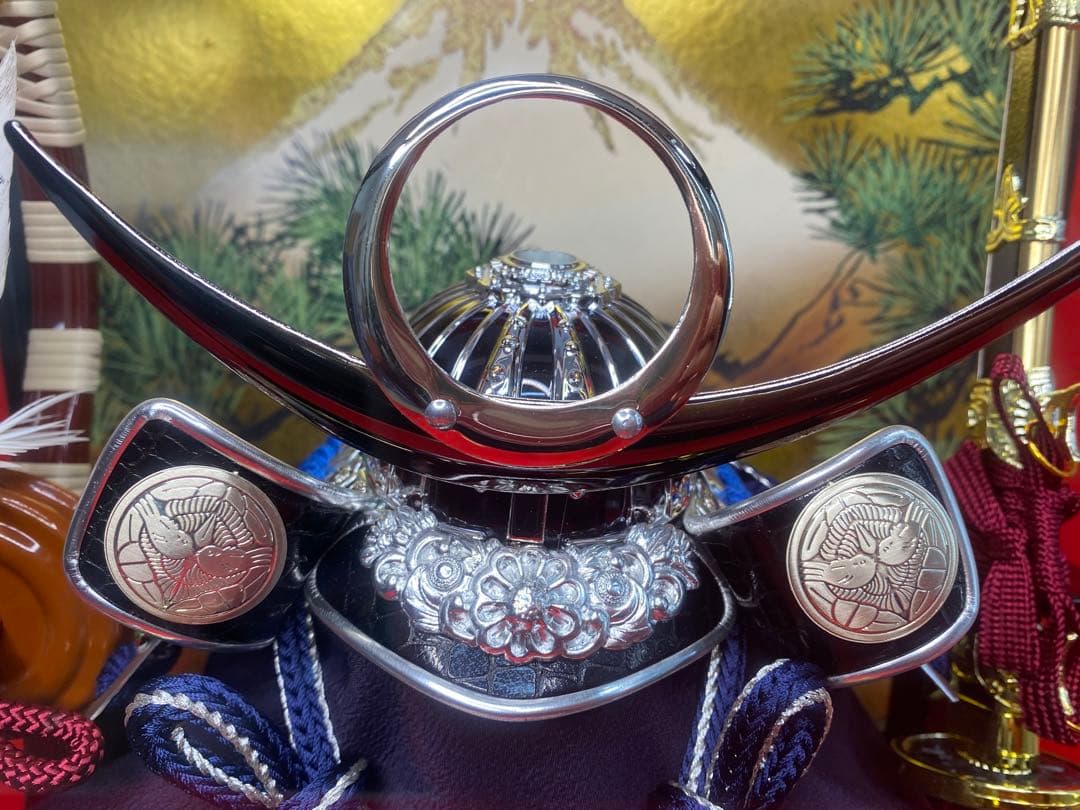 上杉謙信　五月人形　シルバー兜飾りガラスケース入り・コンパクトサイズ