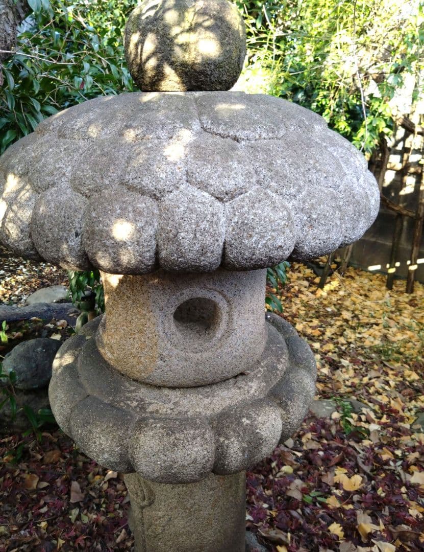 灯籠　竿に彫られた2輪の花　うろこ模様の笠　和風／洋風どちらにも　引き取り限定