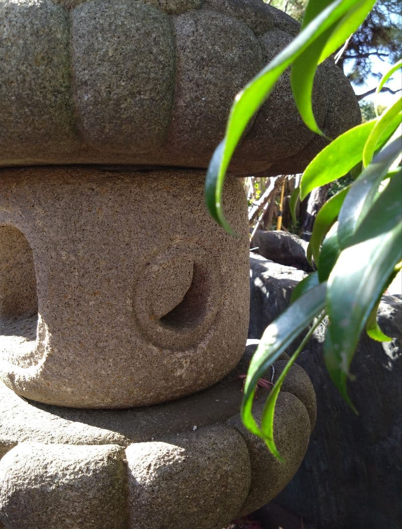 灯籠　竿に彫られた2輪の花　うろこ模様の笠　和風／洋風どちらにも　引き取り限定