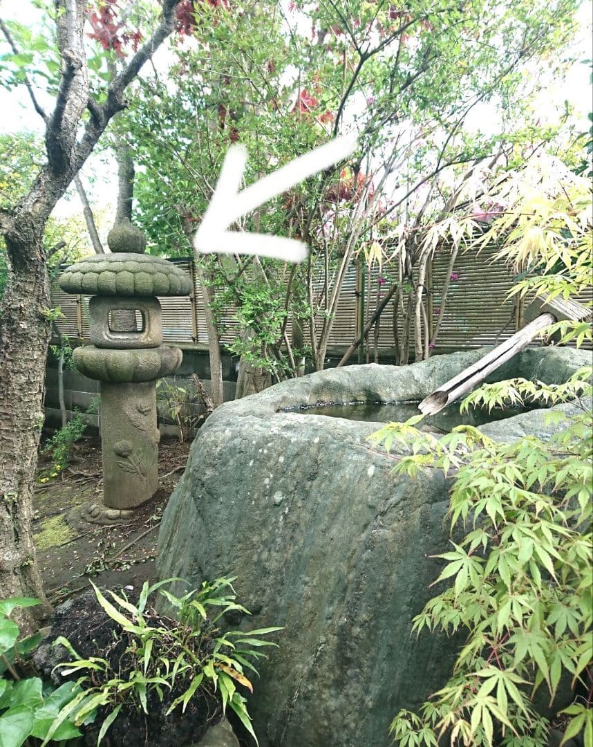 灯籠　竿に彫られた2輪の花　うろこ模様の笠　和風／洋風どちらにも　引き取り限定