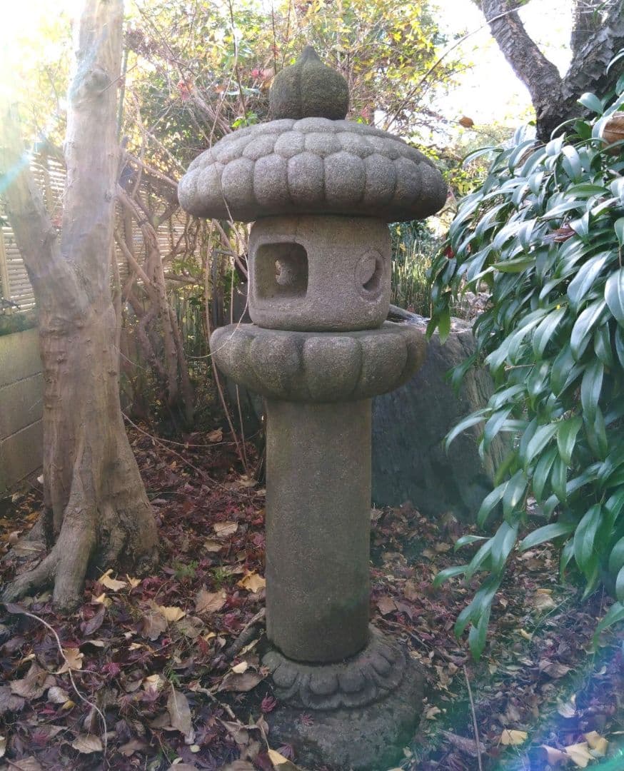 灯籠　竿に彫られた2輪の花　うろこ模様の笠　和風／洋風どちらにも　引き取り限定