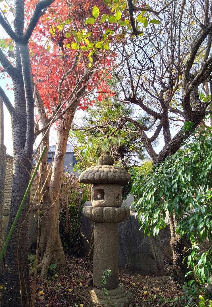 灯籠　竿に彫られた2輪の花　うろこ模様の笠　和風／洋風どちらにも　引き取り限定