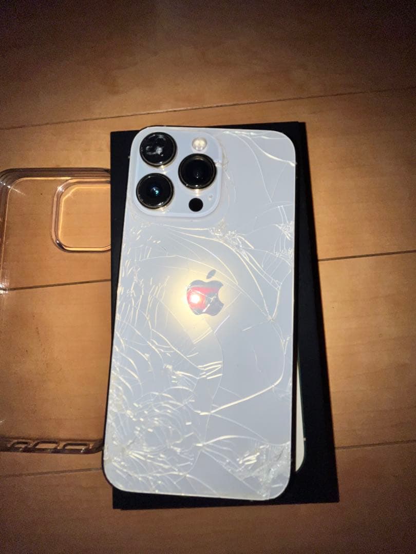 iPhone13Pro 256GB ゴールド　背面、レンズ割れ