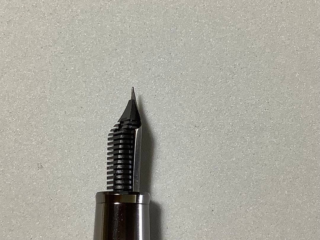 セーラーの万年筆　ブラックラスター　ペン先: EF 【不良個所あり】