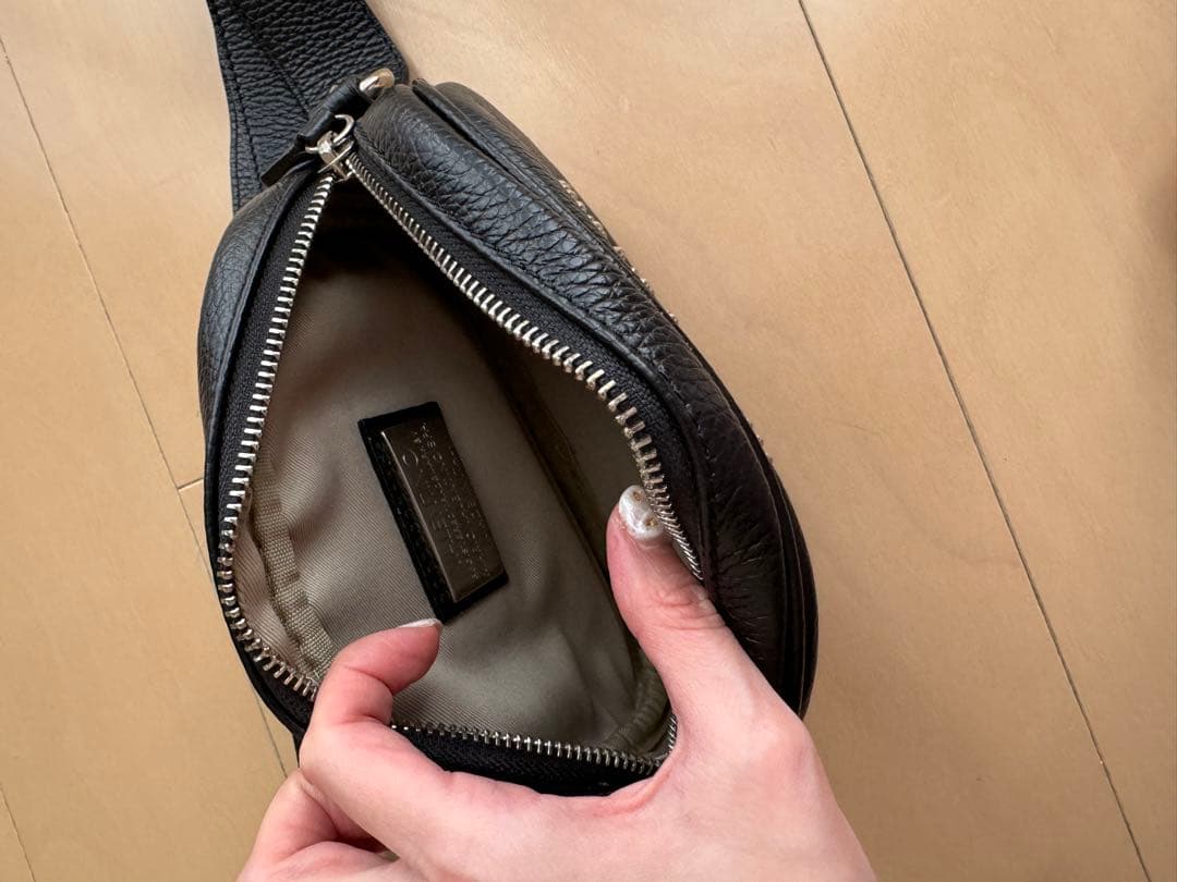 VALENTINO スタッズ付きショルダーバッグ(ブラック)