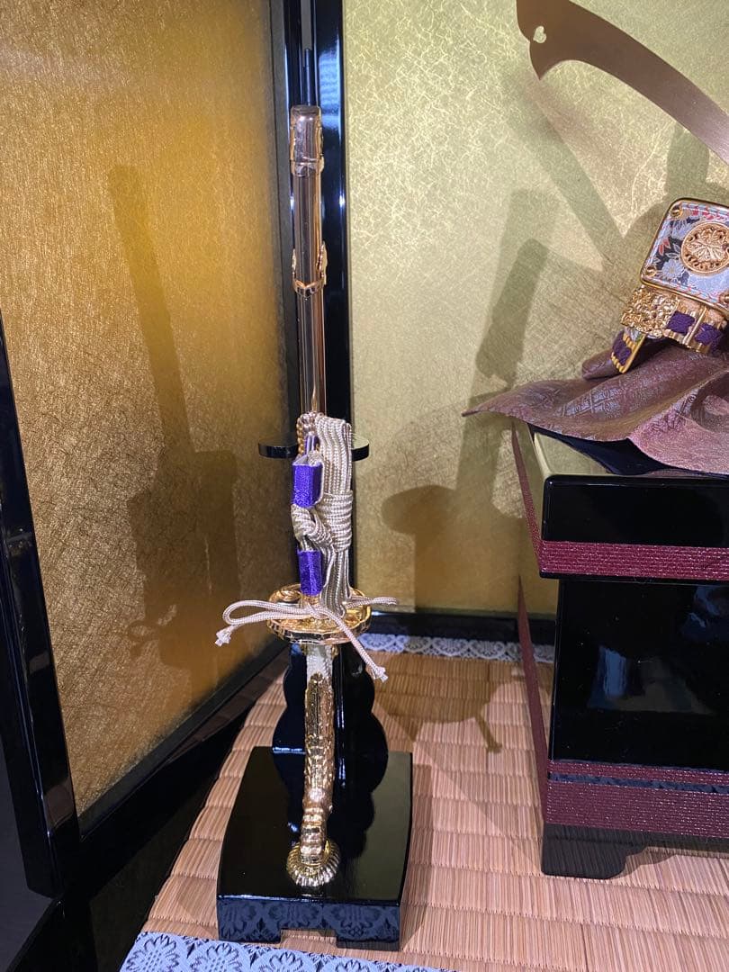 伝統的な兜飾りと刀付き