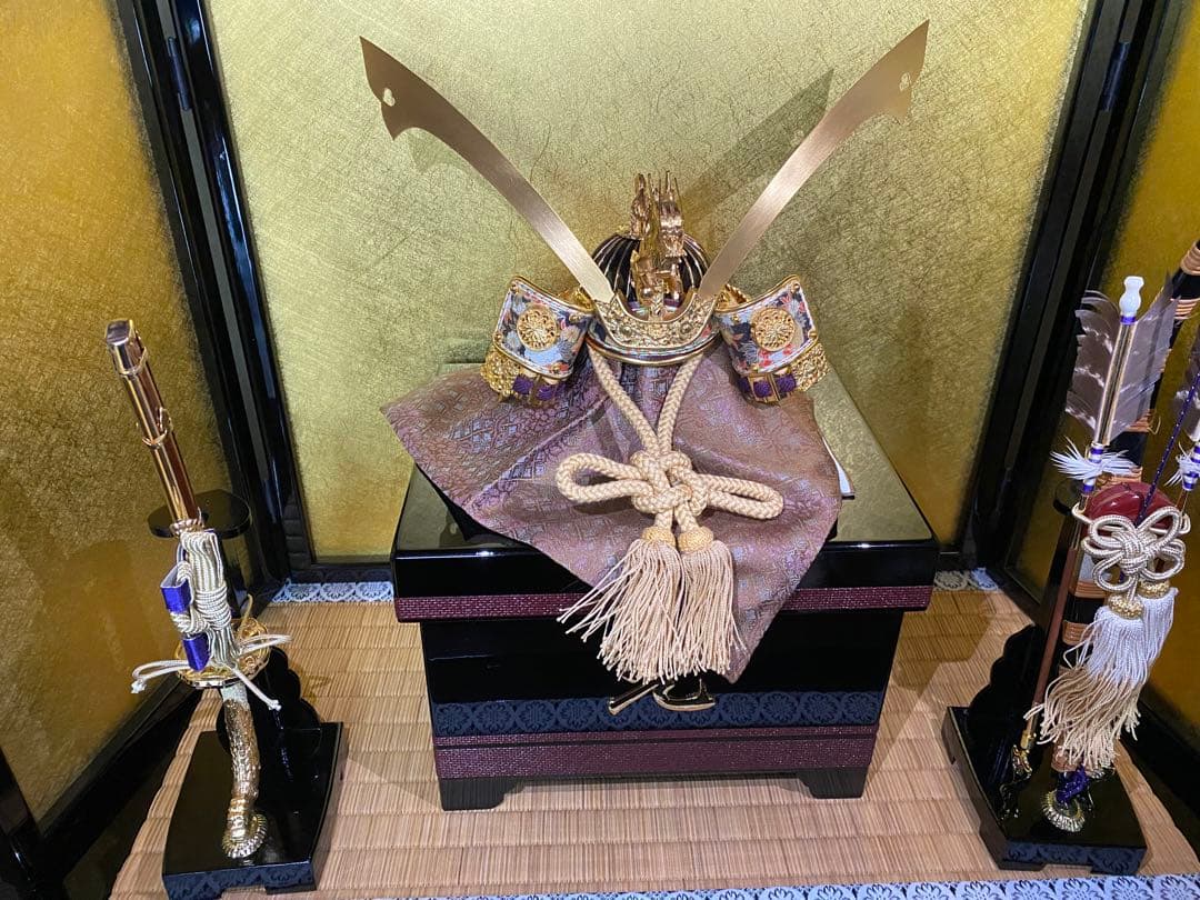 伝統的な兜飾りと刀付き