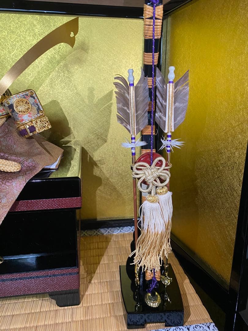 伝統的な兜飾りと刀付き