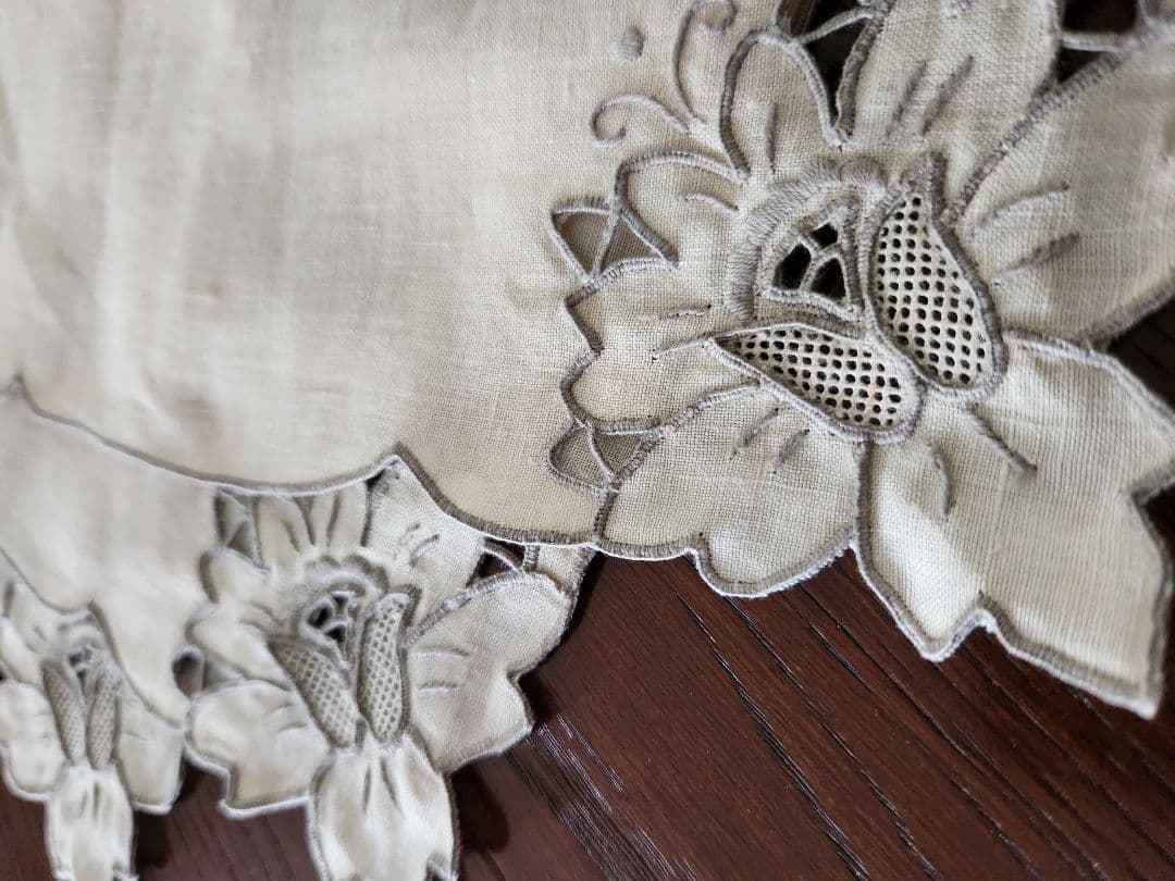 スワトウ刺繍 レース　テーブルクロス＋ テーブルナプキン４枚