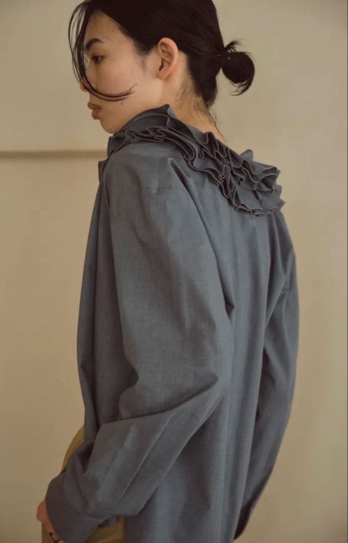 美品　フリル付きホワイトシャツ 長袖