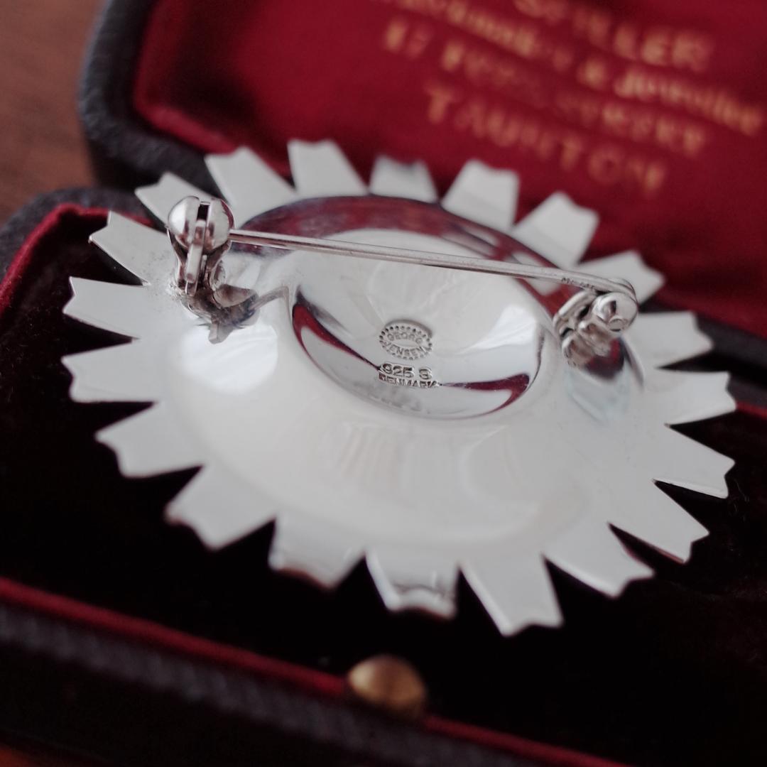 デンマーク◆デイジーフラワーシルバーブローチ◆ブラックエナメル◆アンティーク