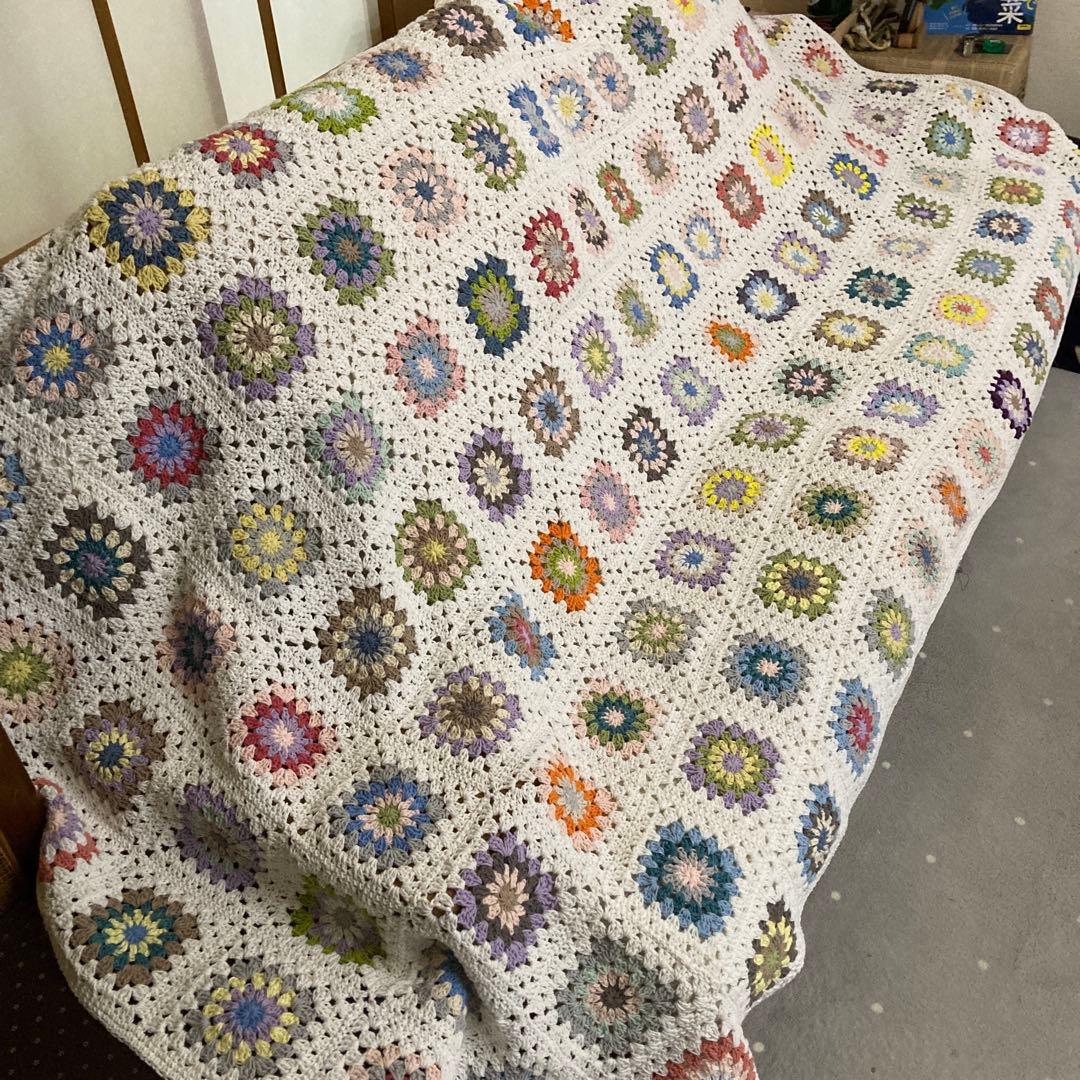 モチーフ編み　グラニースクエア柄マルチカバー　大判サイズ