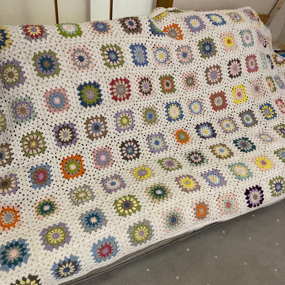 モチーフ編み　グラニースクエア柄マルチカバー　大判サイズ