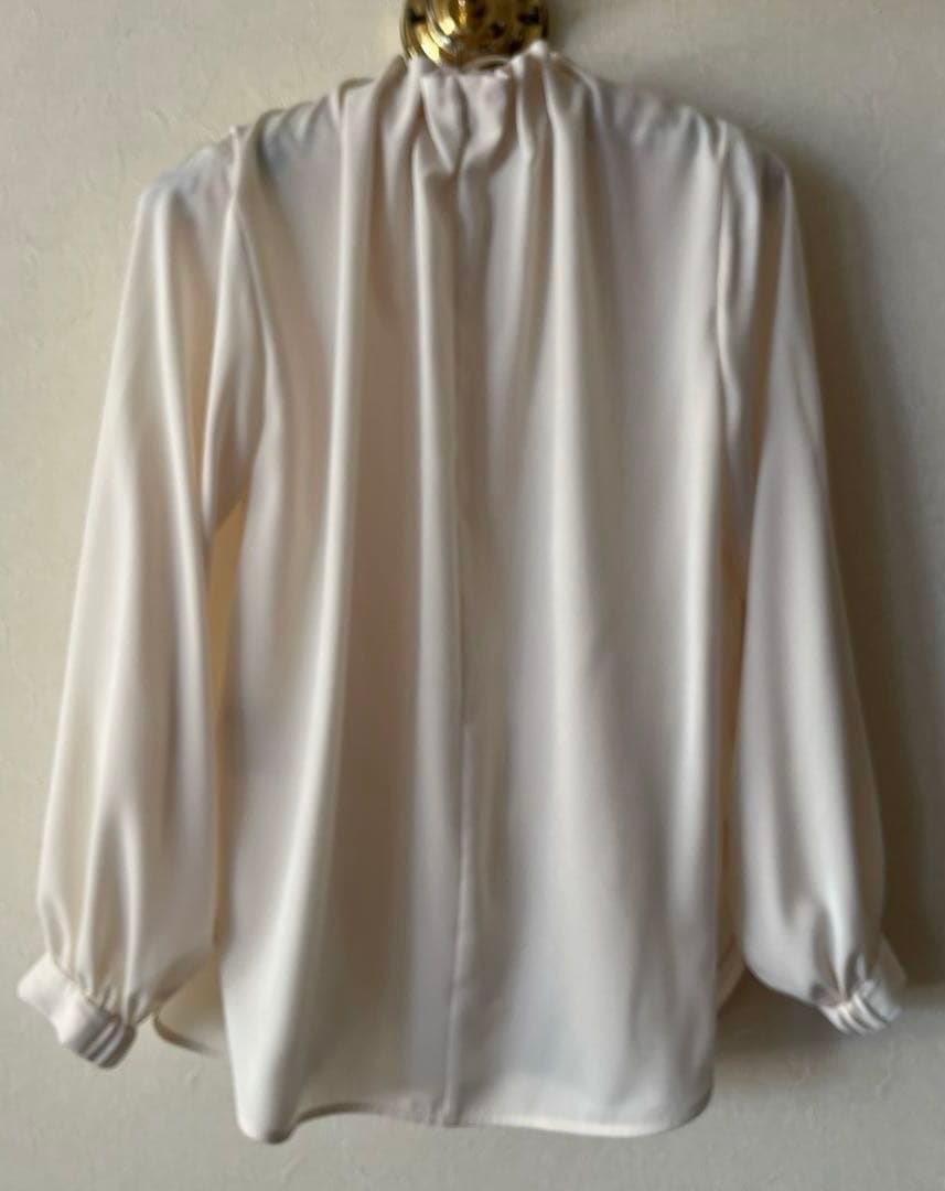 ships ビンテージサテンギャザーネックブラウス