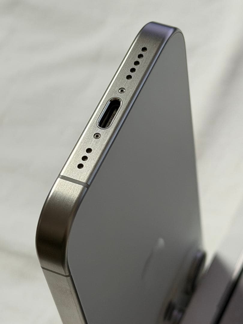 カナダ版 iPhone15 Pro 256GB ホワイトチタニウム 技適あり