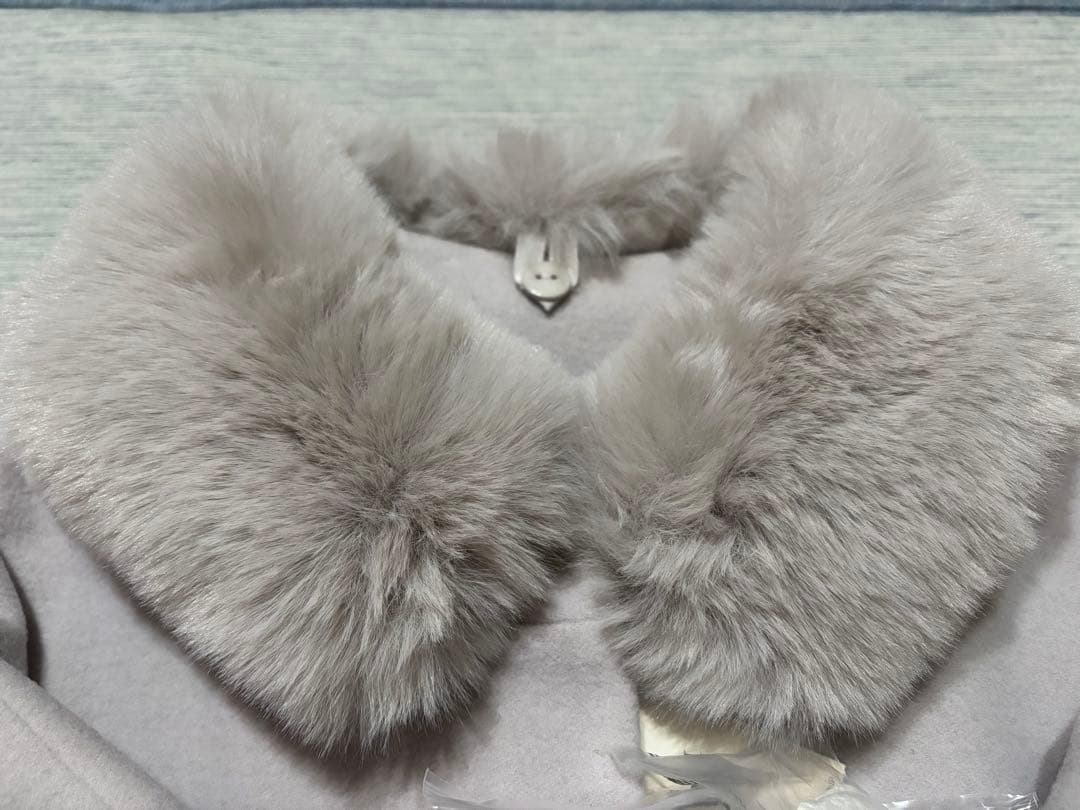 ブローチ付きポンチョコート