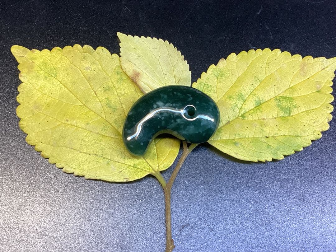 糸魚川翡翠【入りコン沢】勾玉　今年2度目の大当たり特大原石より極上高品質　鑑別書