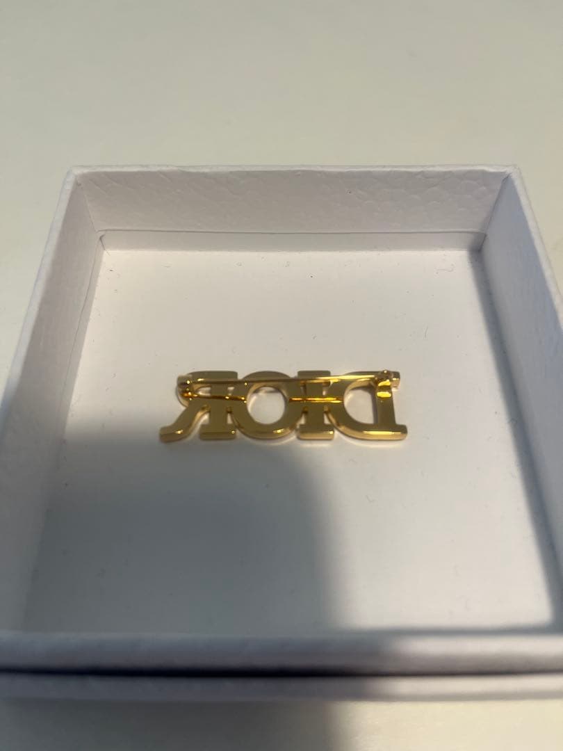 Dior ロゴブローチ
