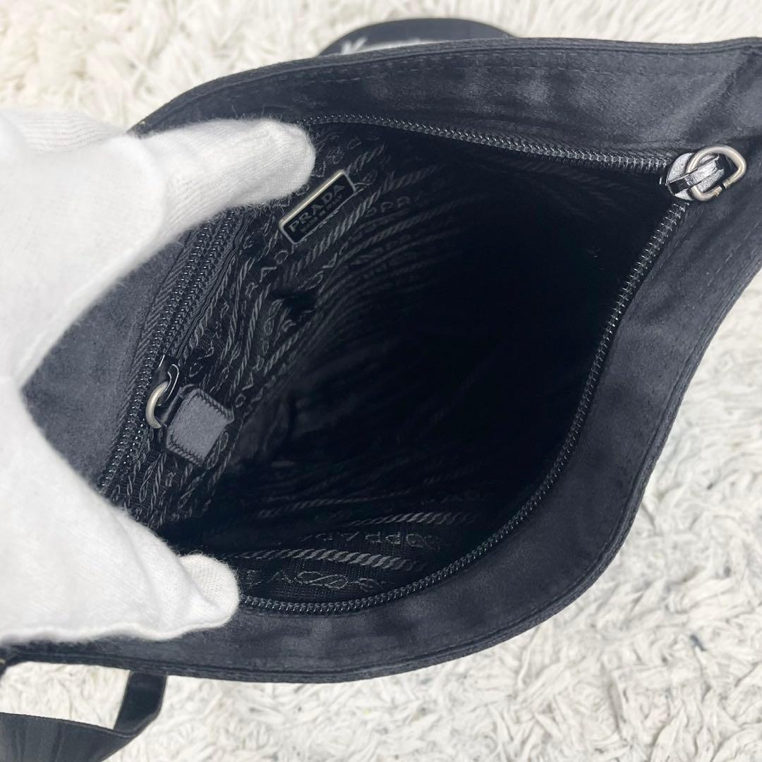 美品 プラダ サテン ショルダーバッグ ロゴプレート ファスナー ブラック