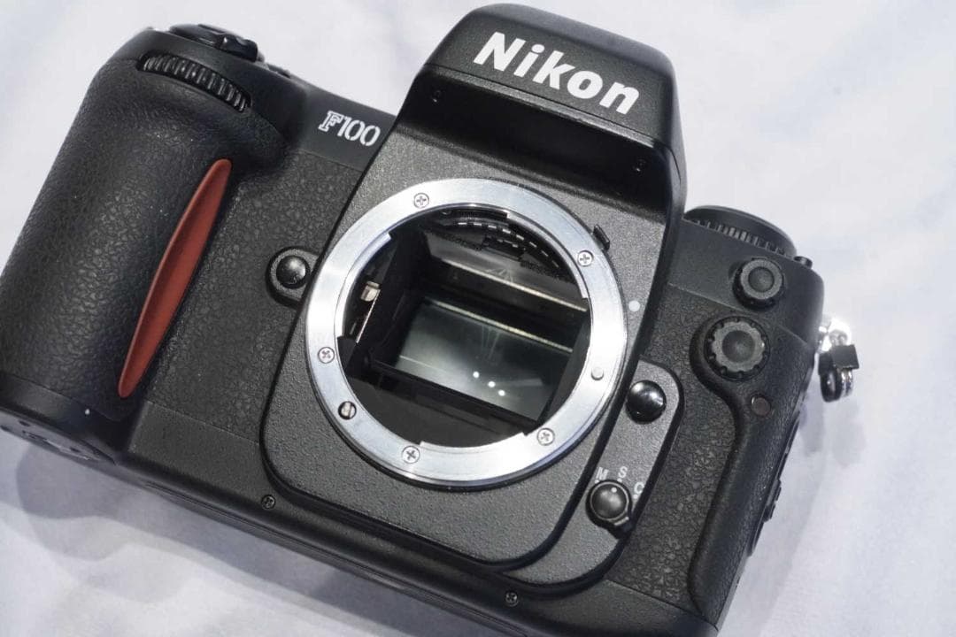 ニコンF100　ワンオーナー　AFニッコール35ミリF2つき　カメラ使用僅少美品