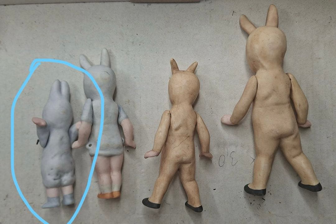 ドイツ　アンティーク　うさぎぬいぐるみ服　ビスクドール　左1