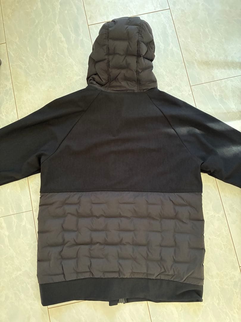 黒いストレッチジャケット フード付き