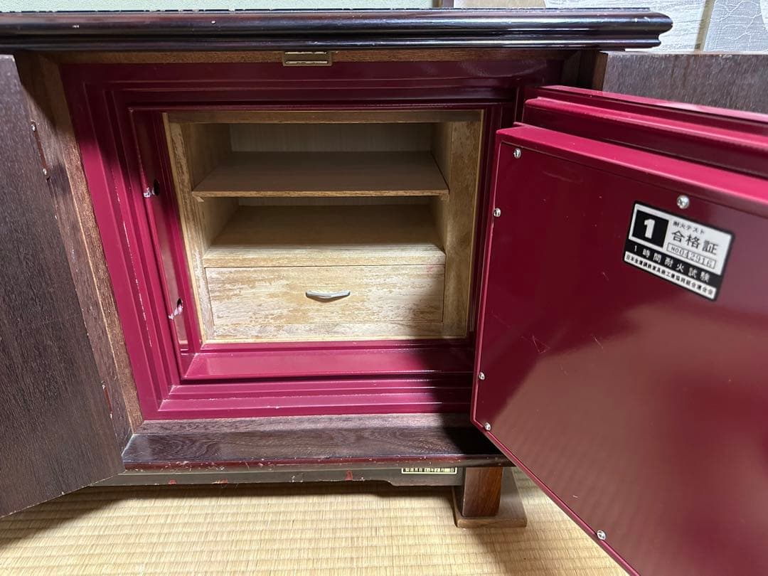 昭和レトロな高級ヴィンテージ・キャビネット。木目と質感が魅力です。（金庫つき）