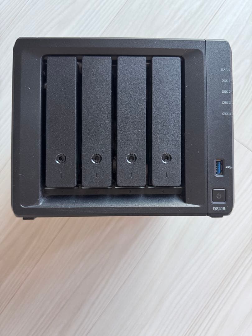 外付けハードディスク・ドライブ Synology DS418 + 8TB HDD x 4