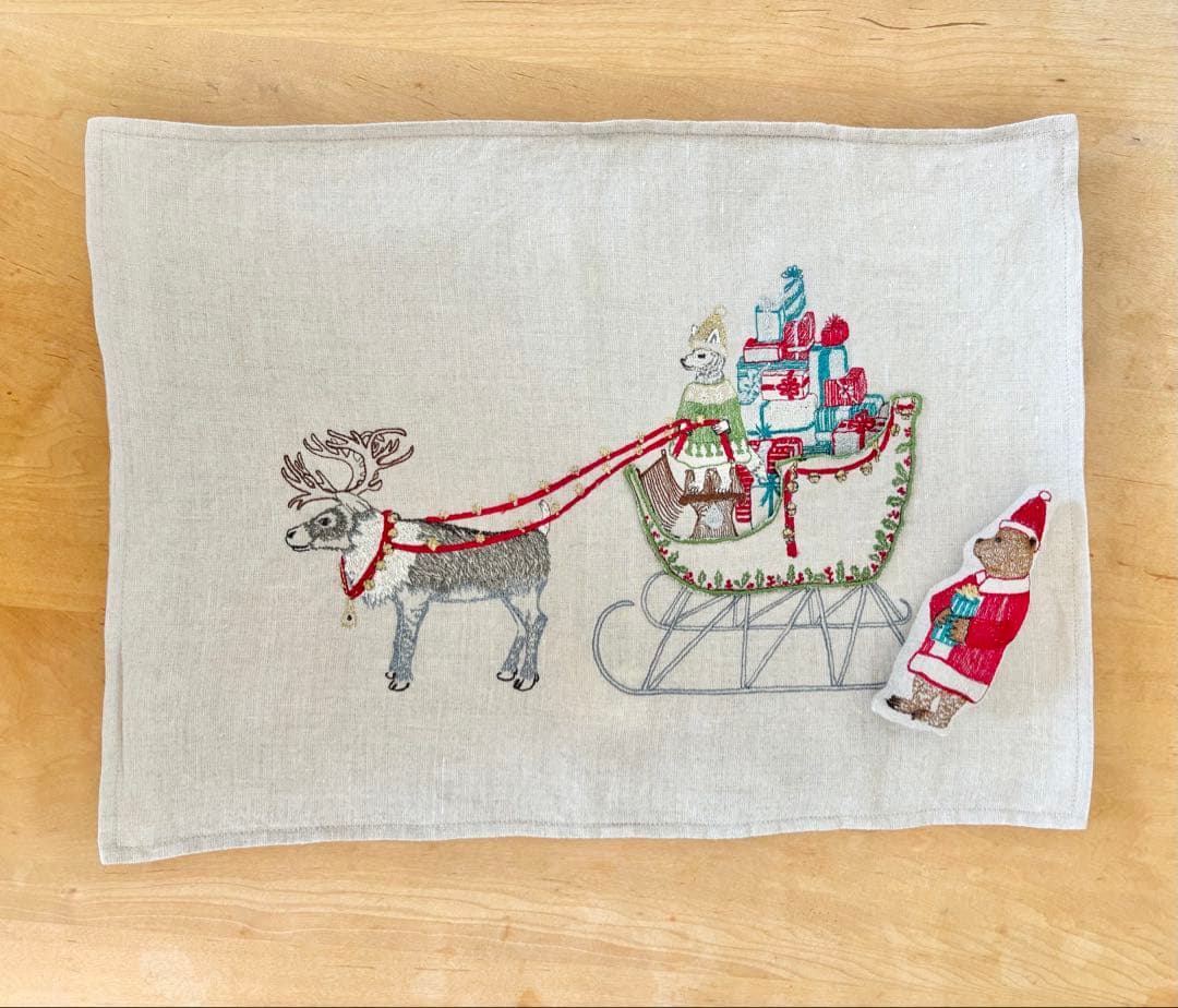 コーラルアンドタスク　クッション　クリスマス　Santa's Sleigh