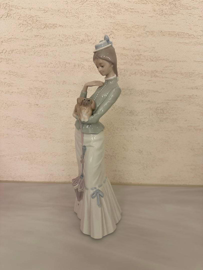 リヤドロ　LLADRO 置物　仔犬を抱く貴婦人