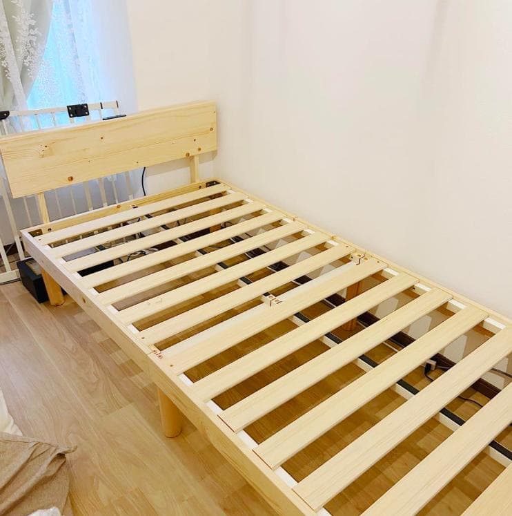 【美品】タンスのゲン シングル　ベッドフレーム　宮付き　2口コンセント　天然木