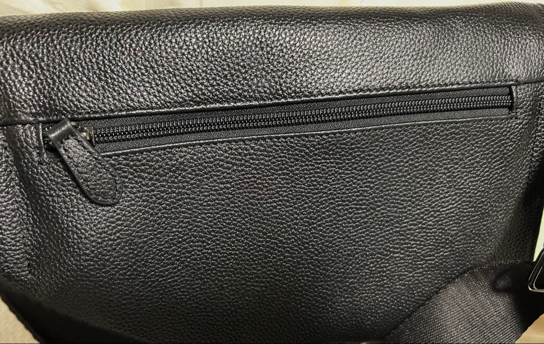 イアパピヨネ ワイド柄テープショルダーバッグ　ダルメシアン　ブラック